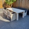 Tuinbank hout bij tuintafel.