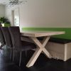 Tuinbank hout bij binnen eettafel.
