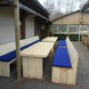 Tuinbank hout op horeca terras.