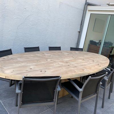 Ovale buitentafel.