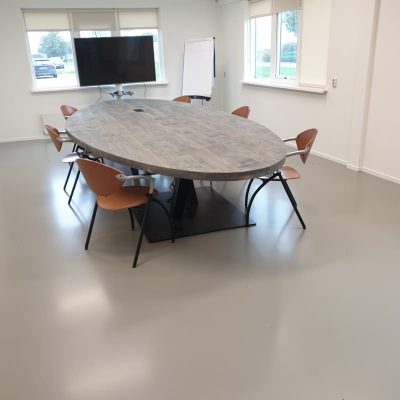 Ovale vergadertafel.